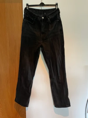 Weekday jeans - Svarta jeans från weekday. Modell rowe stl 30 i midjan. 