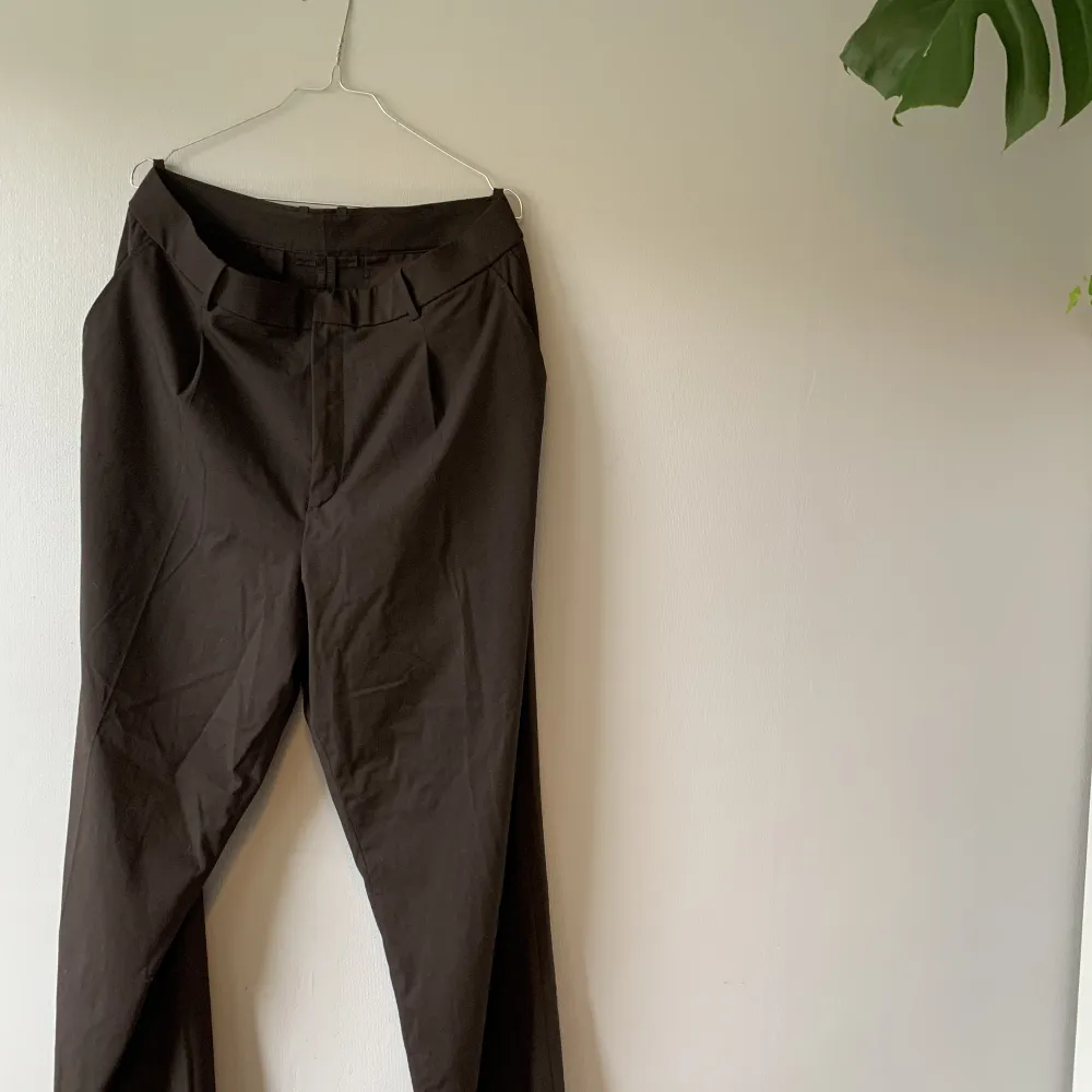 Bruna kostymbyxor från Uniqlo som är i XL. Snygga som oversized byxor. Jeans & Byxor.