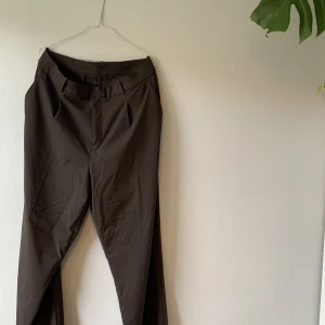 Oversize bruna kostymbyxor Uniqlo - Bruna kostymbyxor från Uniqlo som är i XL. Snygga som oversized byxor