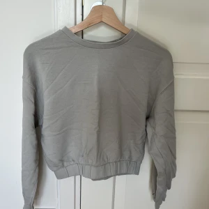 Sweatshirt - En ljusgrön sweatshirt från zara