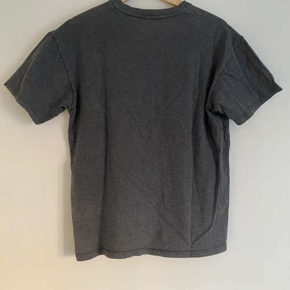 En grå tröja från Undercover från spring summer 2000 med ett tryck. Undercover text + samurai i bakgrunden😎😎Har en lite detalj vid vänster ärm också.  Storlek M, sitter TTS.  Clean tröja. T-shirts.