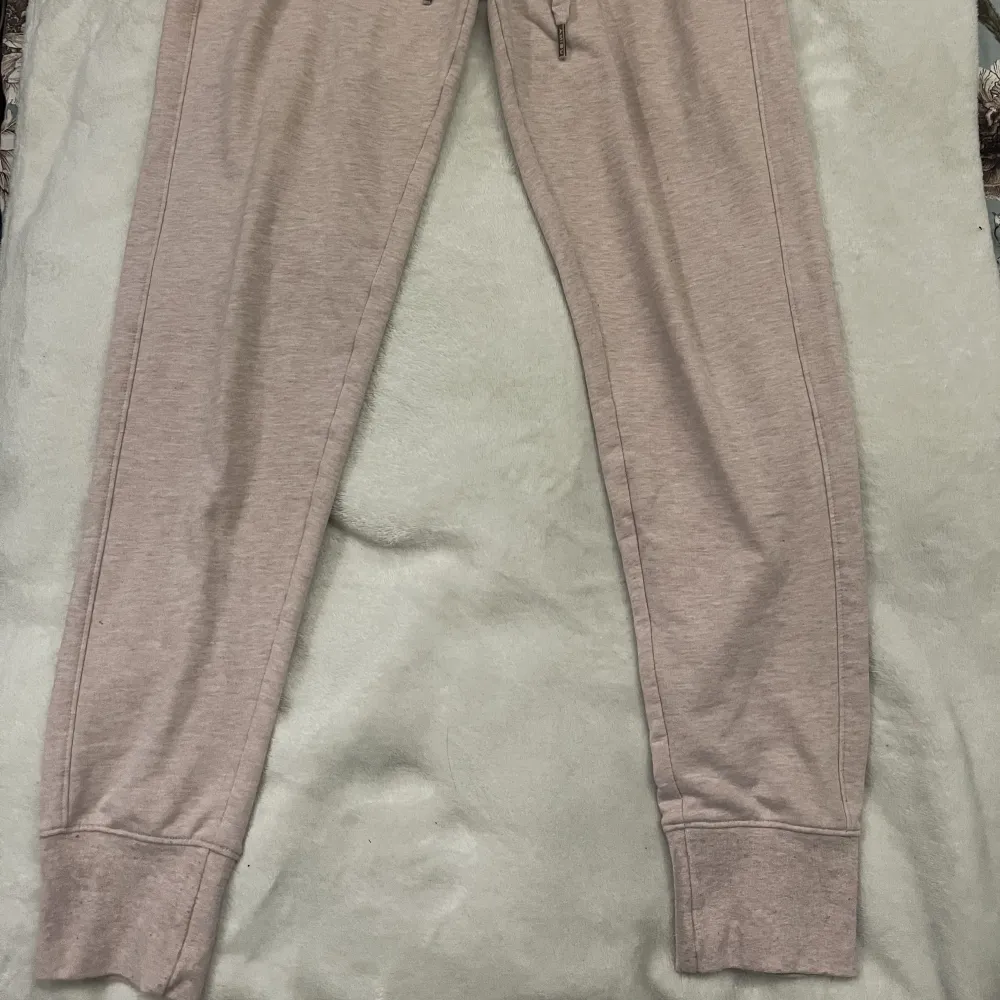 Ett par rosa mjukisbyxor i storlek M  . Jeans & Byxor.