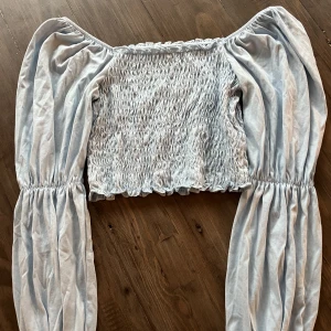 Blå blus - Söt blå blus från Bikbok💛✨ I storlek XS❤️ Endast använd 1 gång!🧡
