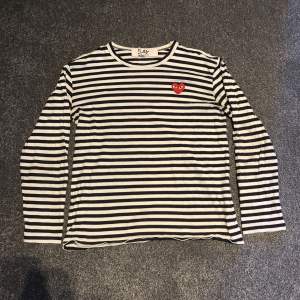 Comme des garçon play långärmad tshirt jag vuxit ur. Använd men i bra skick. I bilden är från 4 år sedan då jag var 14. Storleken är herr Small.