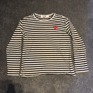 Cdg play långärmad tshirt - Comme des garçon play långärmad tshirt jag vuxit ur. Använd men i bra skick. I bilden är från 4 år sedan då jag var 14. Storleken är herr Small.