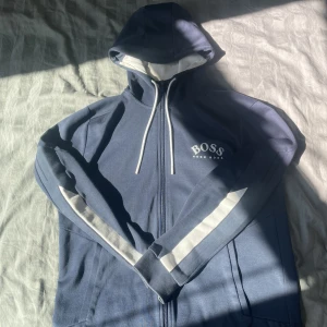 Hugo boss zip Hoodie - Hugo boss zip Hoodie i bra skick och bra pris, använder inte tröjan så tänkte att sälja den