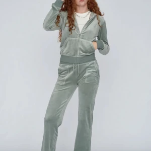 Juicy sett  - Juicy sett i färgen chinois green Aldrig använt strl xs i byxan s/m i tröjan original pris 2500kr