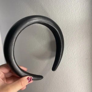Diadem i fakeskinn  - Snyggt diadem i fakeskinn, bra skick! Vet ej vilket märke!  Frakt tillkommer.