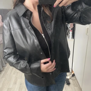 Jacka - Skinn skjorta från H&M. Använd få gånger