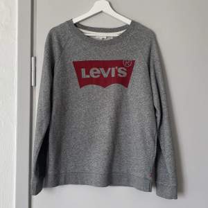 Gråmelerad sweatshirt från Levi’s i storlek XS.💕 Oversized i modellen, nyskick då där endast är använd 1-2 gånger!!☺️