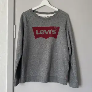 Gråmelerad sweatshirt från Levi’s i storlek XS.💕 Oversized i modellen, nyskick då där endast är använd 1-2 gånger!!☺️