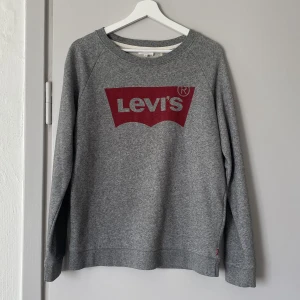 LEVIS SWEATSHIRT  - Gråmelerad sweatshirt från Levi’s i storlek XS.💕 Oversized i modellen, nyskick då där endast är använd 1-2 gånger!!☺️