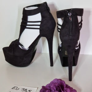 Sandaletter i mockaimitation strl 38,5 - Superfina sandaletter i mockaimitation Klackhöjd ca 15,5 Platå ca 5,5 Helt nya och oanvända