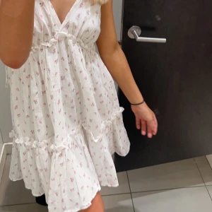 Hm klänning - Somrig klänning från hm (SLUTSÅLD!!) köptes nyligen men har aldrig använt❤️ storlek xxs men sitter som på bilden! 