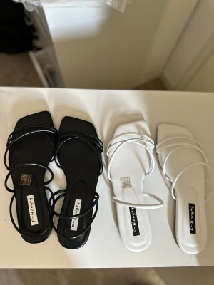 Sandaler  - Oanvända sandaler i storlek 39 men passar  38  100 kr st 