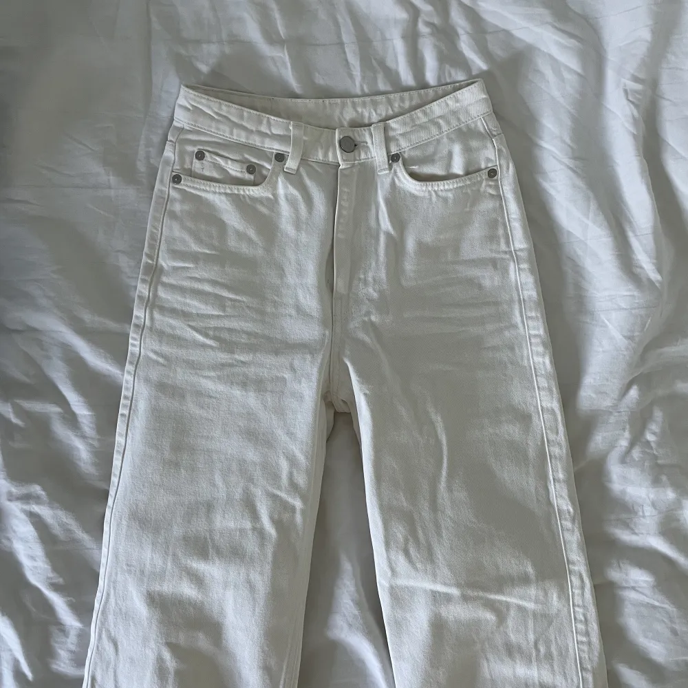 Snygga jeans från weekday i modellen rowe😍Finns en liten skavank vid dragkedjan men inget som syns när man har byxorna på sig! Säljs för 200kr, nypris 500kr 🥰. Jeans & Byxor.