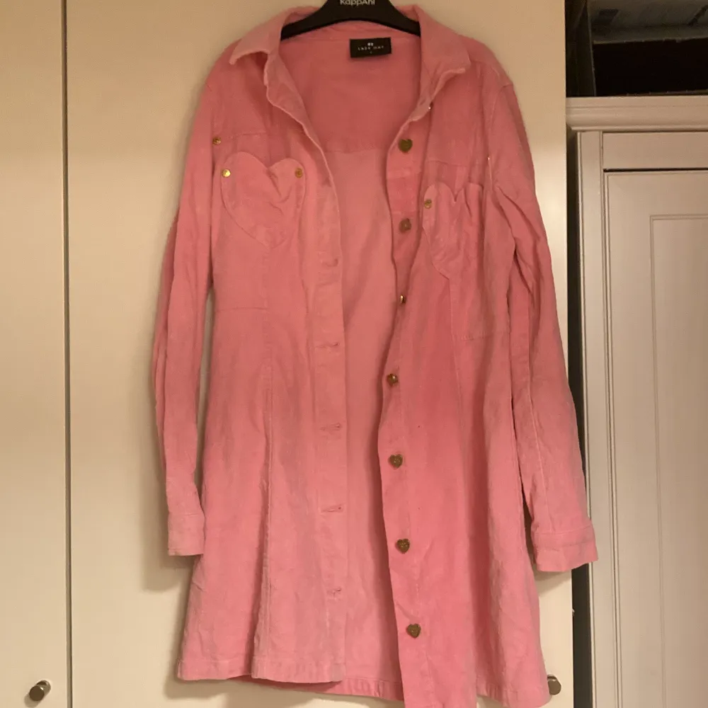 Riktigt fin rosa Lazy oaf klänning / skjorta i Manchester tyg! Har lite skavanker (se sista bilden med liten blekt fläck) men inget som enkelt syns♡. Klänningar.