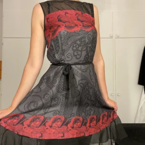 Klänning  - Klänning från DESIGUAL i storlek 40. I mycket bra skick. 