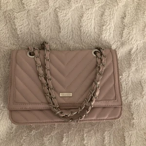 Superfin väska! - Säljer min jättefina väska på grund av att det inte är min stil, använd en gång och den har inga defekter. Går att länga ut kedjorna så att väskan kan bäras på två olika sätt.