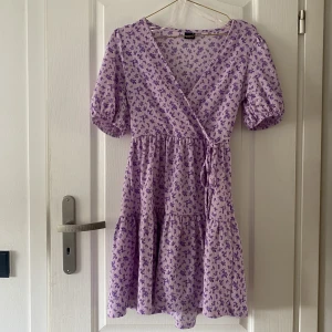 Blommig klänning  - Säljer denna supersnygga blommiga klänningen från Gina Tricot. Säljer pågrund av att den tyvärr inte längre passar min stil. Klänningen har används ett fåtal gånger och har inga defekter. 