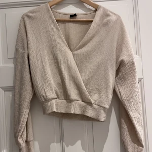 Topp - Ginatricot. Beige topp. Nyskick. Inköpspris: 299kr