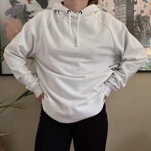 Clean vit hoodie från SOC med tryck. Använd någon enstaka gång! Säljer pga använder inte💞 Köparen står för frakt!