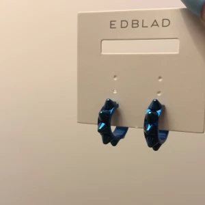 Peak Creoles Cobalt, Blåa Örhängen från Edblad - Peak Creoles Cobalt, Blåa Örhängen från Edblad. Nypris 349kr, säljer för 220kr! 💙 Pris diskuterbart vid snabb affär. Edblads egna smyckespåse ingår 🦋 Nyskick