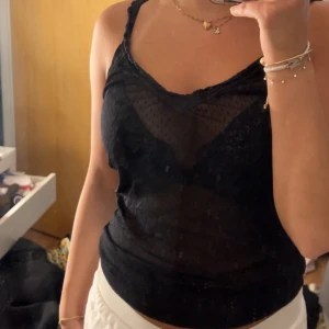 Only topp - Svart gulligt linne från Only. Storlek M, men sitter som en S. Den är lite genomskinlig. Ej justerbara band. Pris kan diskuteras