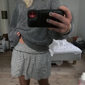 Zara kjol  - Rutig kjol med volang. Köpt på barnavdelningen men väldigt stretchig (passar mig som brukar ha s) 