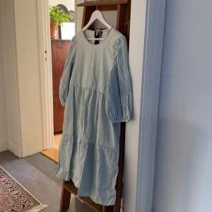 Monki jeansklänning - Monki oversized jeansklänning i gott skick, knappt använd⚡️