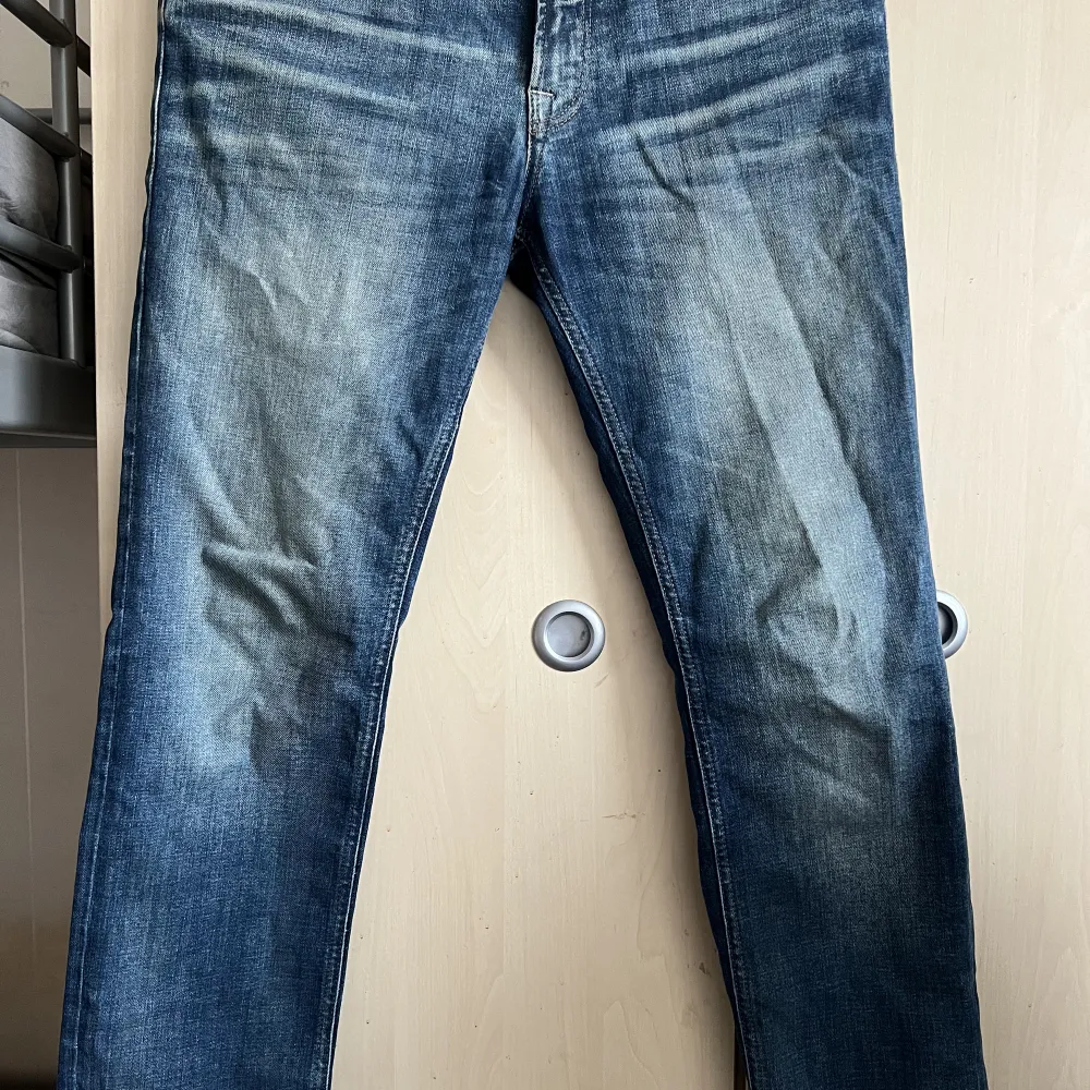 Hej jag säljer dessa snygga jeans pga dem inte passar mig längre. Dem är i storlek 30/34 och är använda ett fåtal gånger. Köptes för 749kr. Jeans & Byxor.