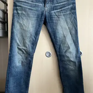 Hej jag säljer dessa snygga jeans pga dem inte passar mig längre. Dem är i storlek 30/34 och är använda ett fåtal gånger. Köptes för 749kr