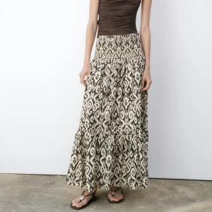 Mönstrad lowaist kjol zara - Populär slutsåld kjol från zara!! Använd cirka 2 ggr, helt nyskick.