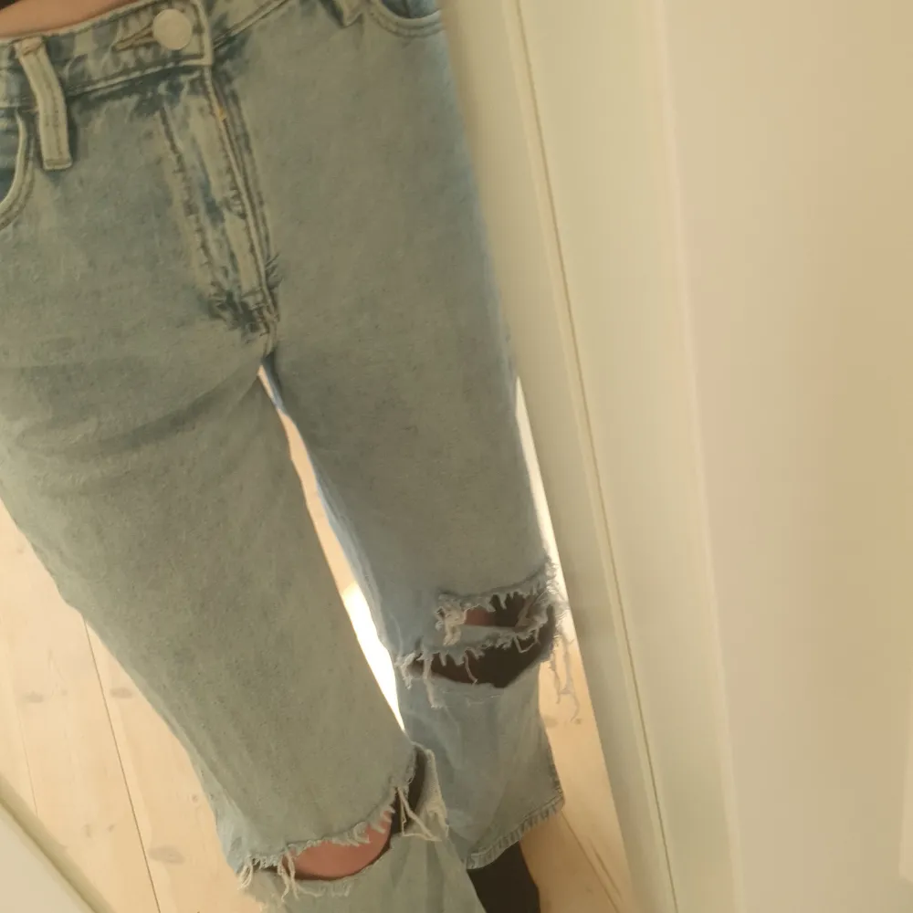 Jätte snygga jeans från H&M i storlek 164 passar mig som är ca 169 cm, säljer för att jag använder inte dem😊Bra skick!. Jeans & Byxor.