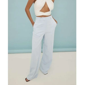 Lojsan Wallin x Nakd  - Ljusblåa kostymbyxor från lojsan Wallin x Nakd. I storlek 32 men dem är ganska stora i storleken. Hör av dig för frågor och fler bilder🥰