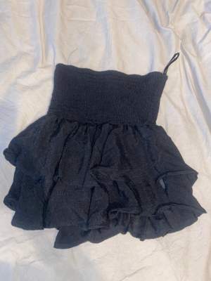 En svart supersöt kjol som aldrig är använd, från shein men var för liten för mig (tog fel strl) hör av er vid frågor❤️
