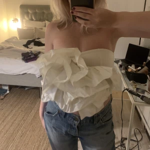 Topp  - Så fin topp från hm med en stor ros! Älskar den då den är så unik men den har inte kommit till användning! Prislappen är kvar! Toppen är i xs men passar mig som brukar ha S