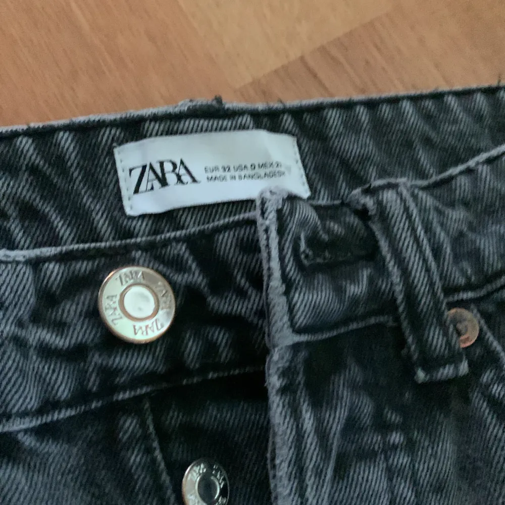 Jätte fina jeans från zara som tyvärr inte passar längre.  Det finns några små hål men inget man tänker på💗. Jeans & Byxor.
