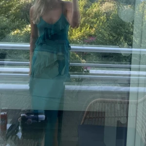 Lång klänning - Jättefin långklänning från pull and beer, använd en gång! Säljer då jag har alldeles för många långklänningar! Skriv för fler bilder!☺️