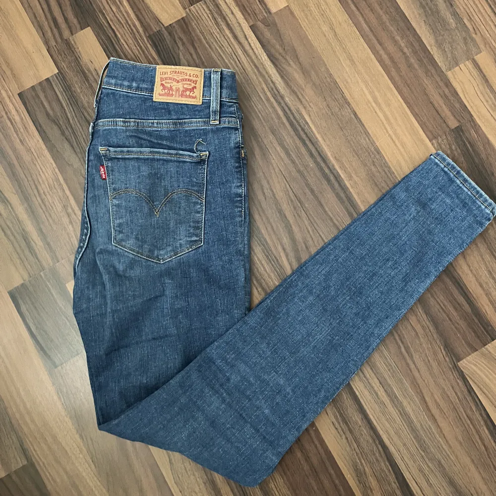 Skinny jeans från Levis som inte kommer till användning längre. Skriv för bilder på.. Jeans & Byxor.