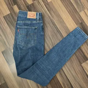 Skinny jeans från Levis som inte kommer till användning längre. Skriv för bilder på.