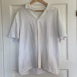 Oversized vit kortärmad skjorta från Cos. Perfekt till stranden eller bara ha som overshirt.