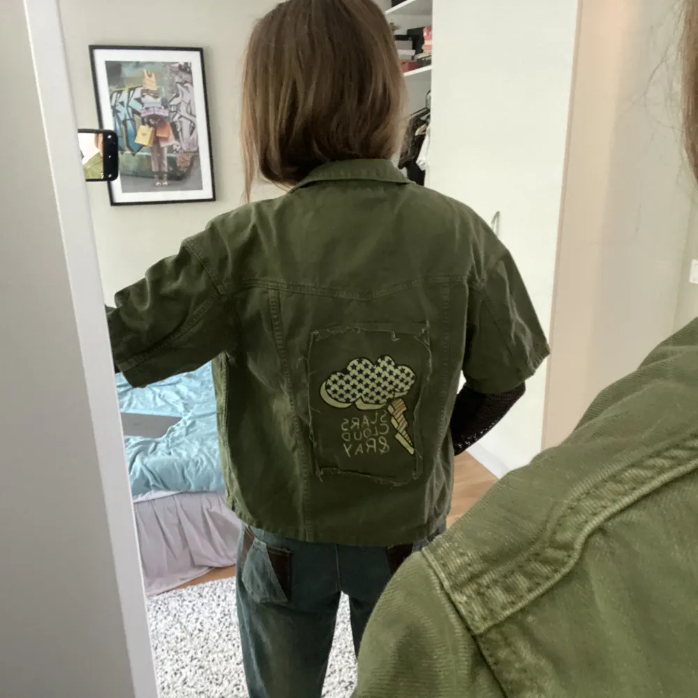 Coolaste khaki jeansjackan/väst någonsin!!! Med patches på från Zara!!! Tycker denna är så unik och ascool med en meshtopp långärmad som på bild!!! Perfekt skick, älskar🙏🏽✅köp!!. Jackor.