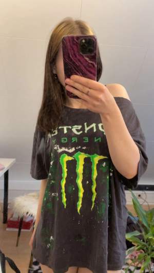 En grå monster t-shirt som har gått lite sönder vid halsen men det går att laga, den är i stl xxl men känns inte som de så skulle säga typ M