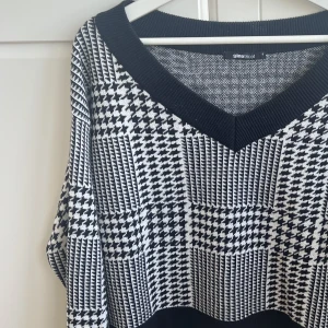 Svart och vit tröja  - Svart och vit rutig tröja från Gina Tricot, använd fåtal gånger, storlek S