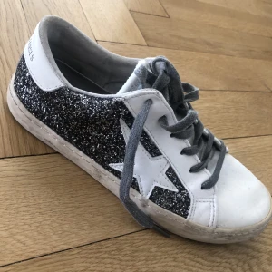 le temps des cerises  - säljer golden goose liknade skor från le temps des cerises. säljer eftersom dom aldrig används. använda max 4 gånger, som helt nya pris kan diskuteras💕 skriv för fler bilder