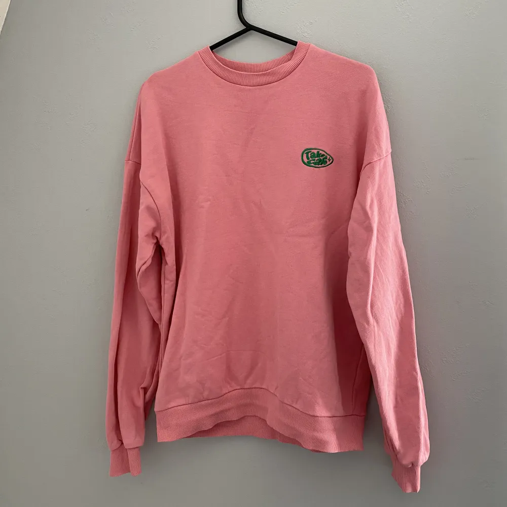 säljer denna fina rosa sweatshirt från junkyard i storlek S men den är unisex så passar mig med M💓 den är använd en del men har inga synliga defekter💓. Hoodies.