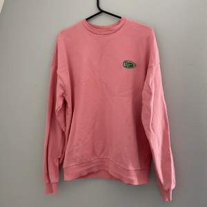 säljer denna fina rosa sweatshirt från junkyard i storlek S men den är unisex så passar mig med M💓 den är använd en del men har inga synliga defekter💓