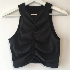 Svart Topp - Stretchig topp. 🖤 Säljer flera liknande toppar!