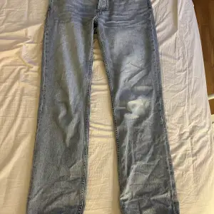 Helt nya jeans från Lager 157 lågmidjade  storlek M